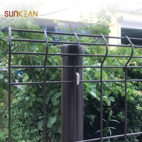 Wire mesh fencing panels